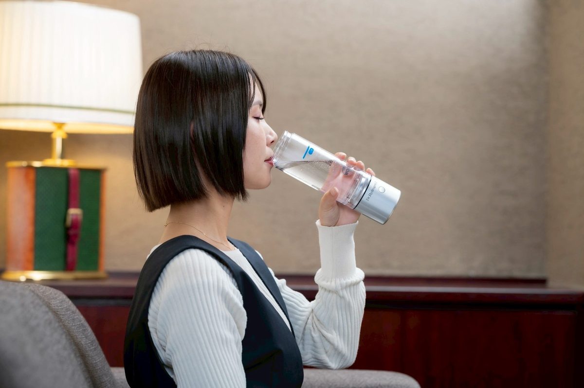 ボトルで作った水素水を飲む女性