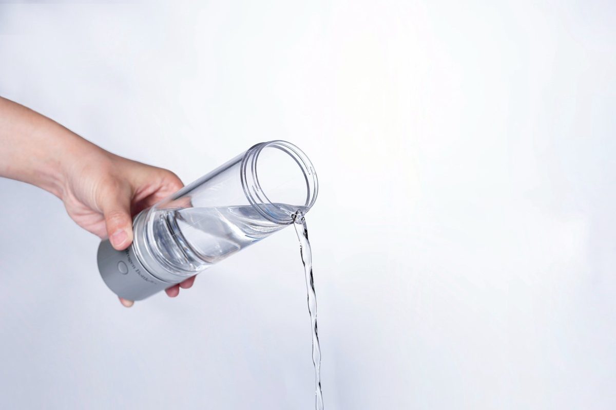 ボトルで作った水素水をそそぐ手