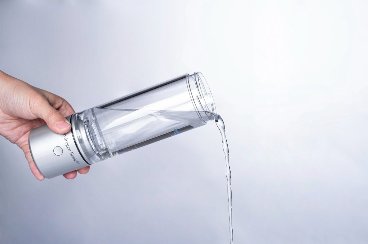ドクター水素ボトル+から、できた水素水を注ぐところ