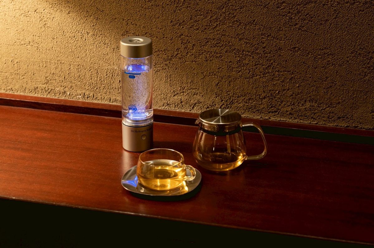 テーブルに置いたドクター水素ボトル+とお茶