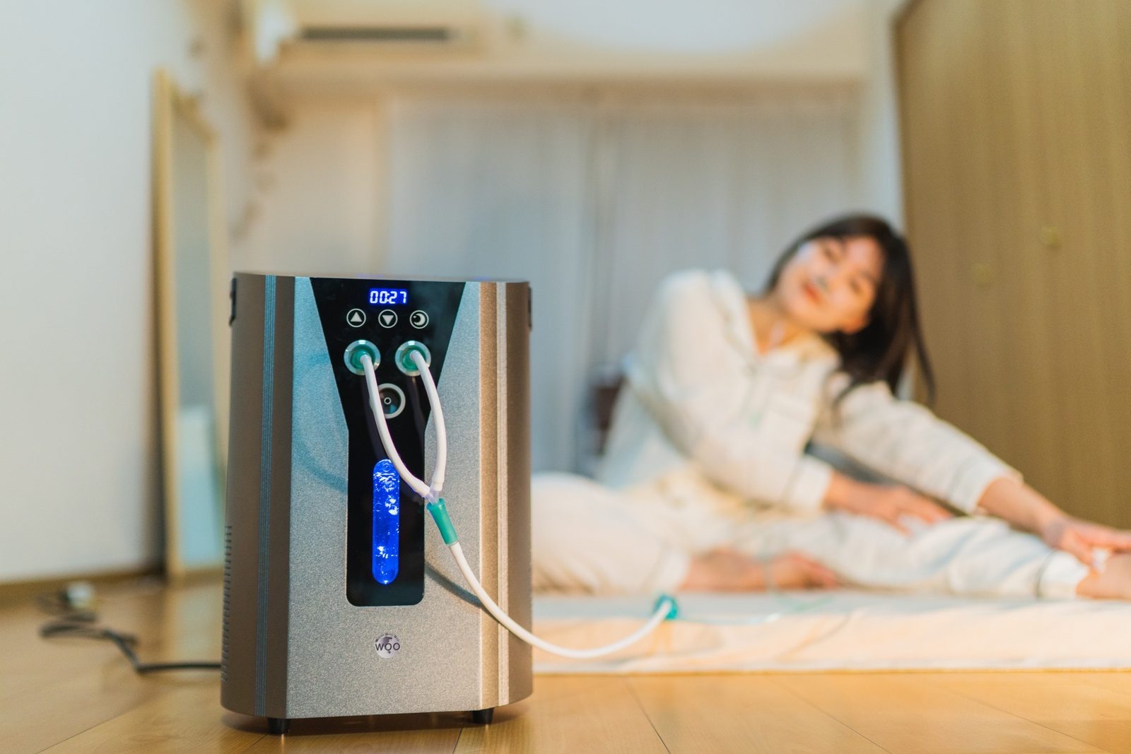 自宅でくつろぎながら水素を吸っている様子