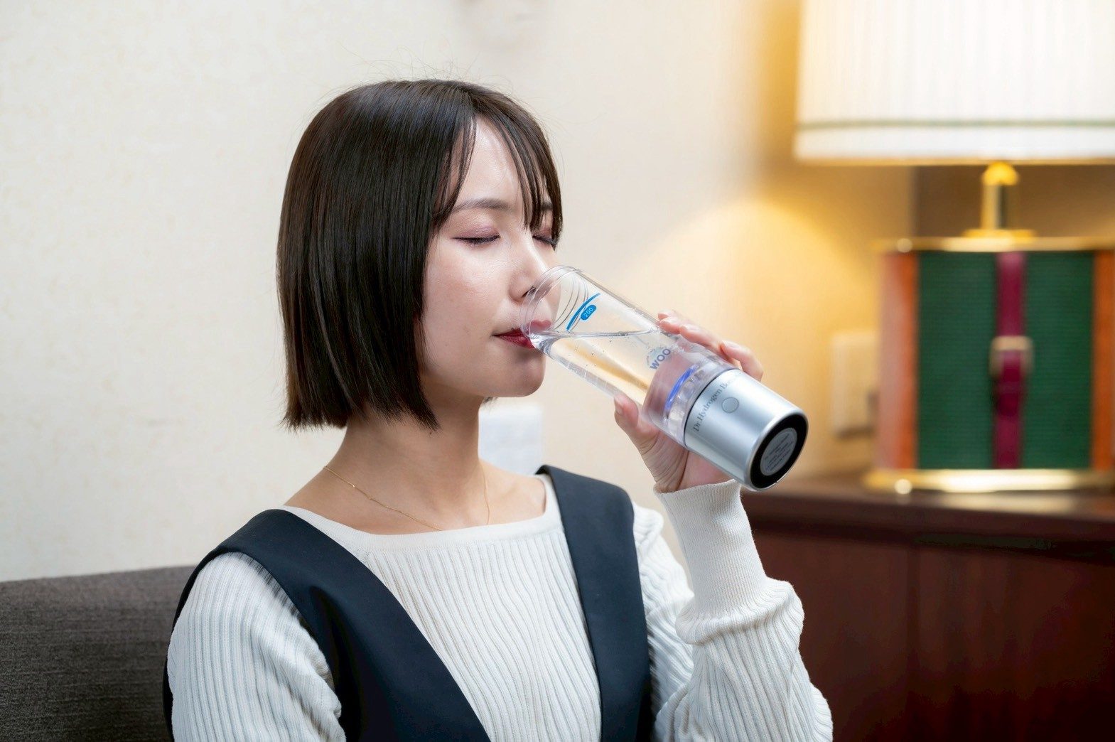 ドクター水素ボトル+で作った水素水を飲む女性