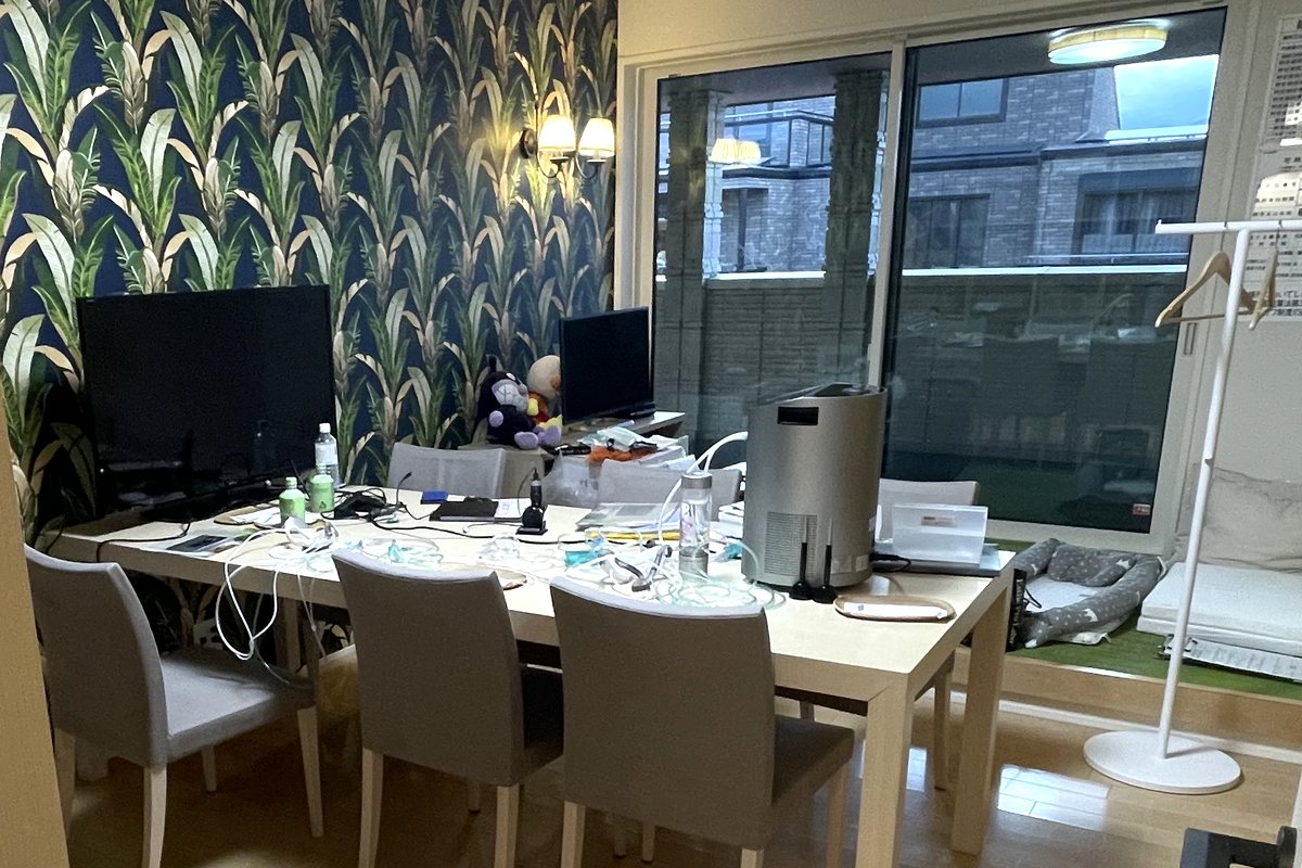 積水ハウスさんの展示場のお部屋。テーブルの上に水素吸入器と、鼻にあてるチューブが並んでいる