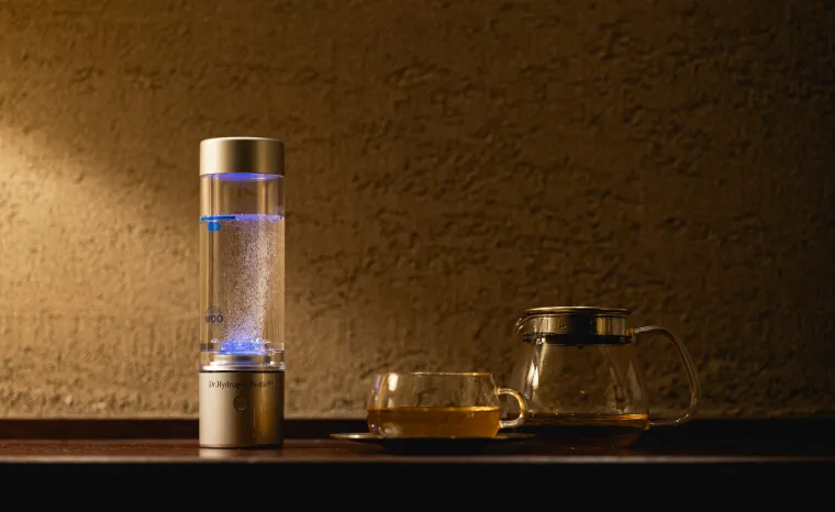 テーブルでお茶と並べたドクター水素ボトル+