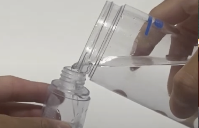 ミストボトルに水素水を注ぐ