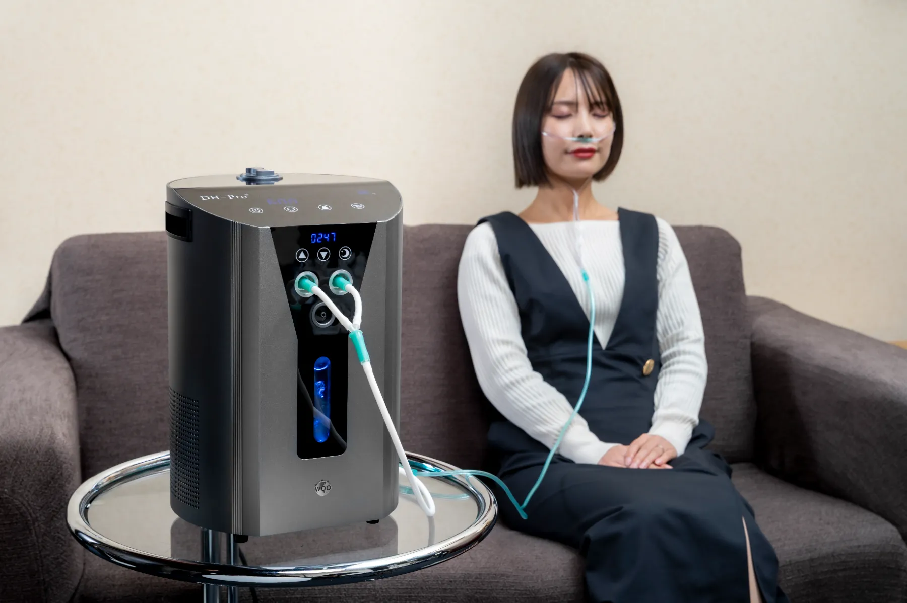 ソファで DH-Pro の水素を吸入する女性